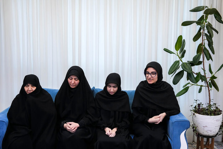 حضور دکتر قالیباف در منزل شهید فرج‌الله شوشتری - مشهد مقدس