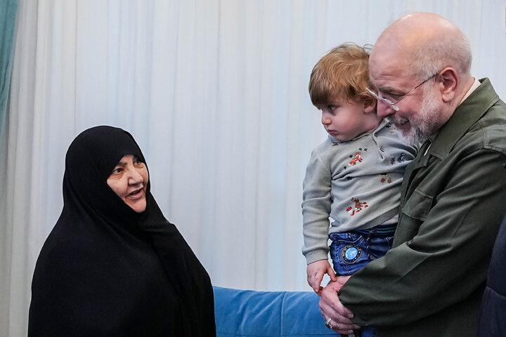 حضور دکتر قالیباف در منزل شهید فرج‌الله شوشتری - مشهد مقدس