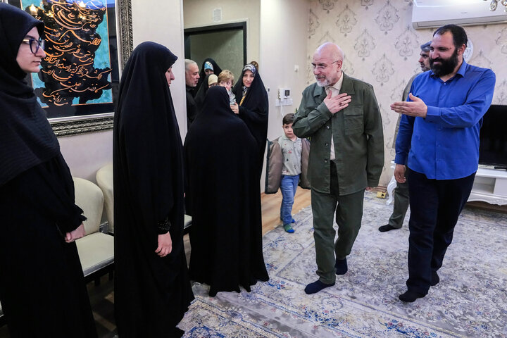 حضور دکتر قالیباف در منزل شهید فرج‌الله شوشتری - مشهد مقدس