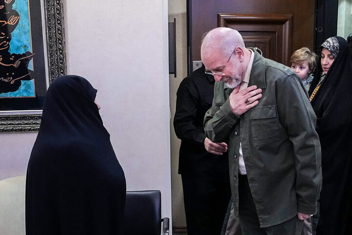 حضور دکتر قالیباف در منزل شهید فرج‌الله شوشتری - مشهد مقدس