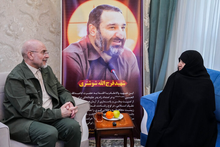 حضور دکتر قالیباف در منزل شهید فرج‌الله شوشتری - مشهد مقدس