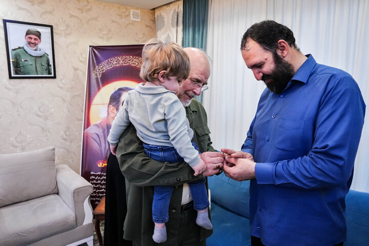 حضور دکتر قالیباف در منزل شهید فرج‌الله شوشتری - مشهد مقدس