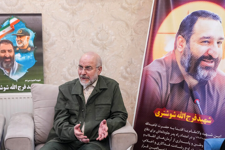 حضور دکتر قالیباف در منزل شهید فرج‌الله شوشتری - مشهد مقدس