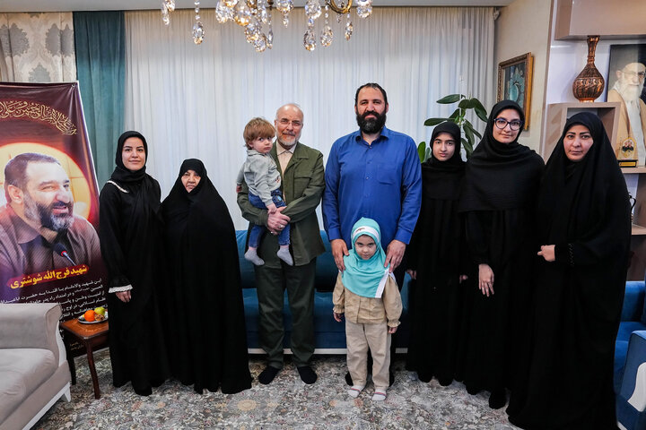 حضور دکتر قالیباف در منزل شهید فرج‌الله شوشتری - مشهد مقدس