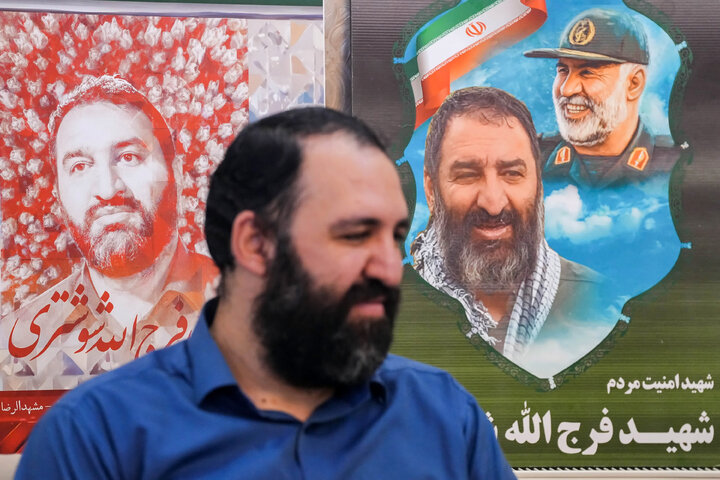 حضور دکتر قالیباف در منزل شهید فرج‌الله شوشتری - مشهد مقدس