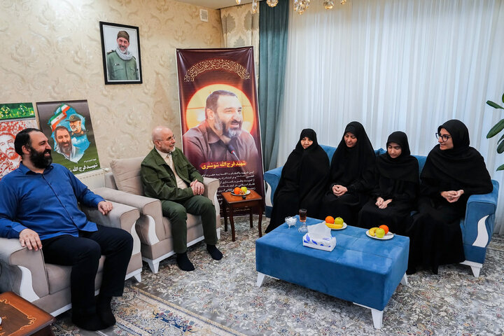 حضور دکتر قالیباف در منزل شهید فرج‌الله شوشتری - مشهد مقدس