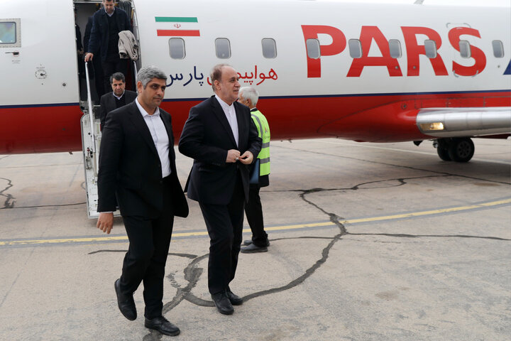 استقبال از حاجی بابایی در بدو ورود به فرودگاه طبس