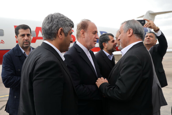 استقبال از حاجی بابایی در بدو ورود به فرودگاه طبس