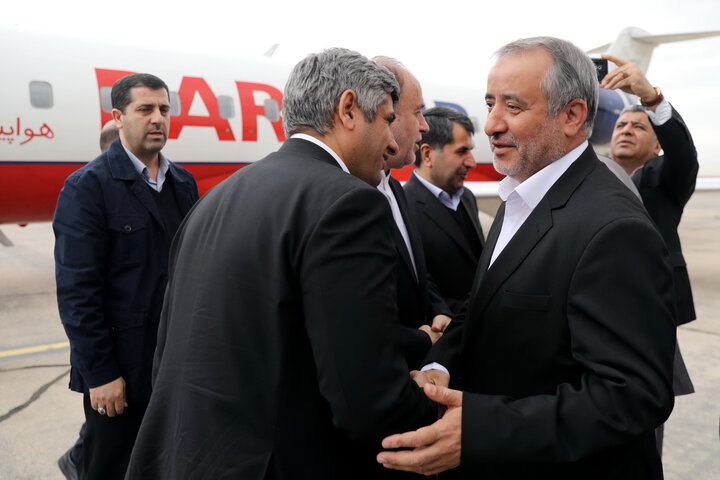 استقبال از حاجی بابایی در بدو ورود به فرودگاه طبس