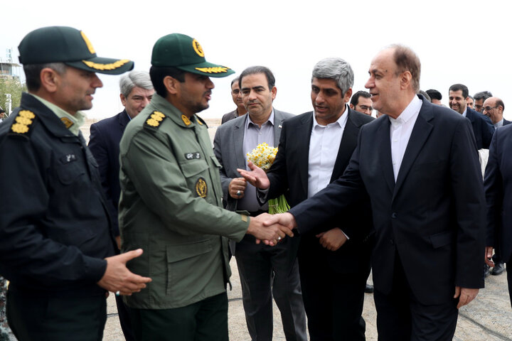 استقبال از حاجی بابایی در بدو ورود به فرودگاه طبس