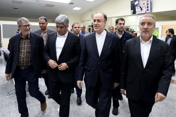 استقبال از حاجی بابایی در بدو ورود به فرودگاه طبس