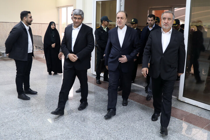 استقبال از حاجی بابایی در بدو ورود به فرودگاه طبس