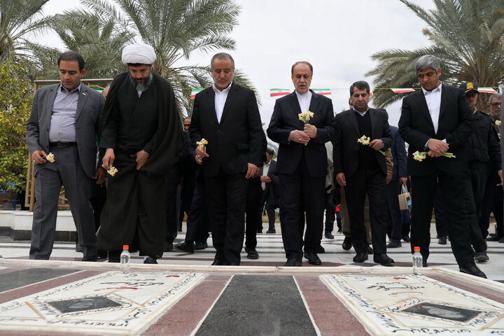 حضور حمیدرضا حاجی بابایی در در آستان مقدس امامزاده حسین بن موسی الکاظم(ع) - طبس