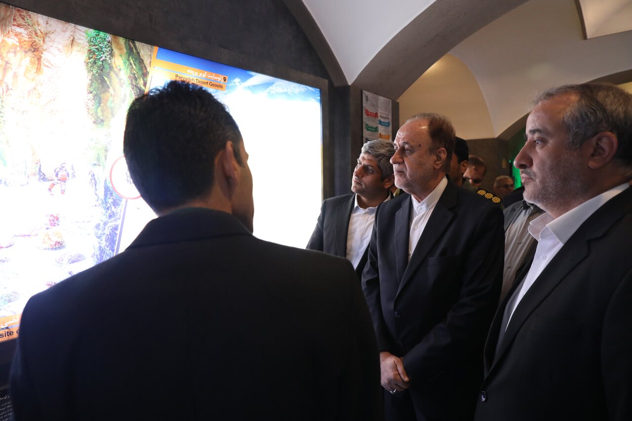 ادای احترام حاجی بابایی به مقام شامخ شهدای طبس/ نایب رییس مجلس از قطعات باقیمانده هواپیمای سوخته آمریکایی بازدید کرد