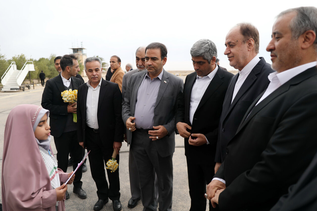 خانه ملت - استقبال از حاجی بابایی در بدو ورود به فرودگاه طبس