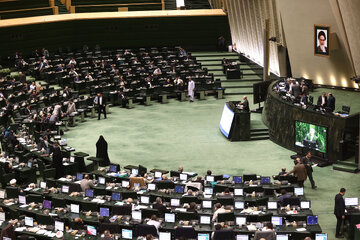 دخل و خرج سال ۱۴۰۵ کشور؛ افزایش حقوق و معافیت مالیاتی کارمندان