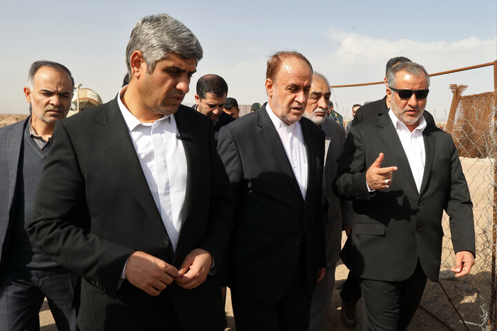 حضور حمیدرضا حاجی بابایی در محل حادثه طبس