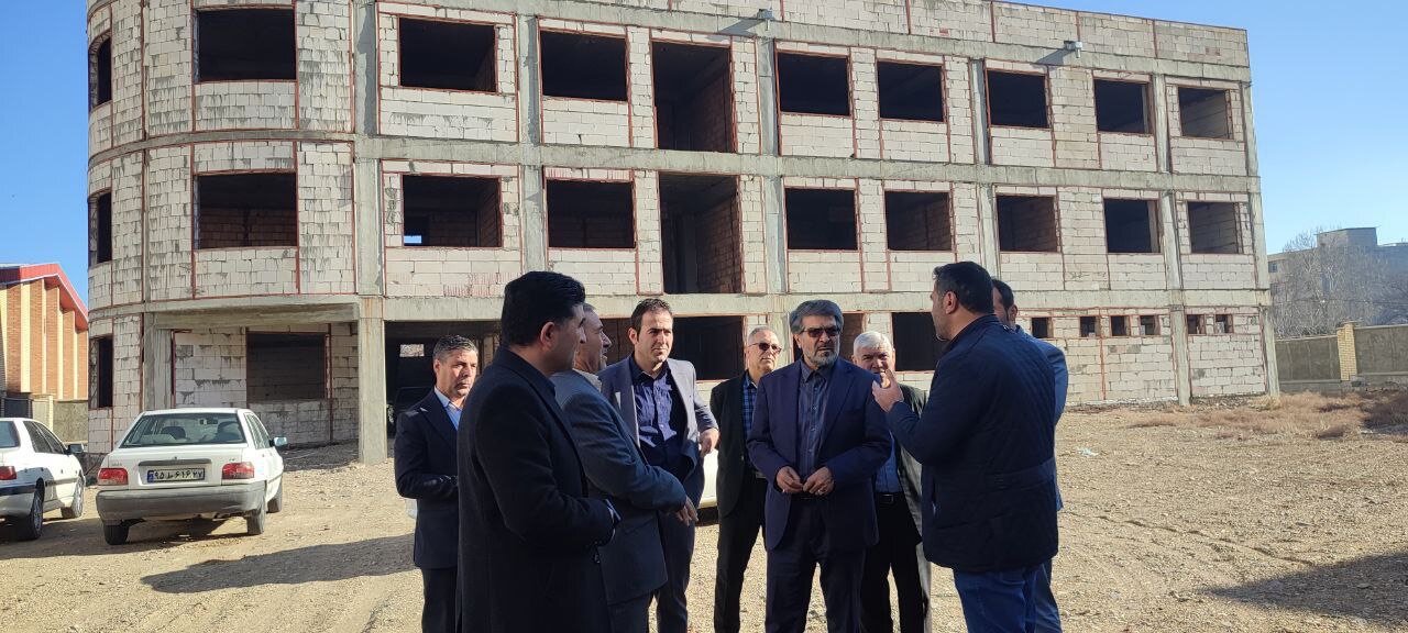 بازدید احمدی از مدرسه در حال ساخت ۲۲ بهمن میاندوآب