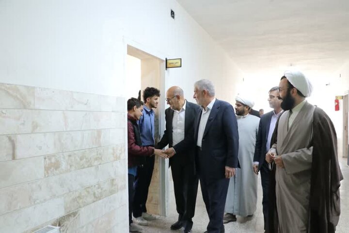 بازدید جوکار از نمایشگاه مدرسه انقلاب یزد/روایت هنرمندانه انقلاب اسلامی توسط دانش‌آموزان، بهترین شکل جهاد تبیین است