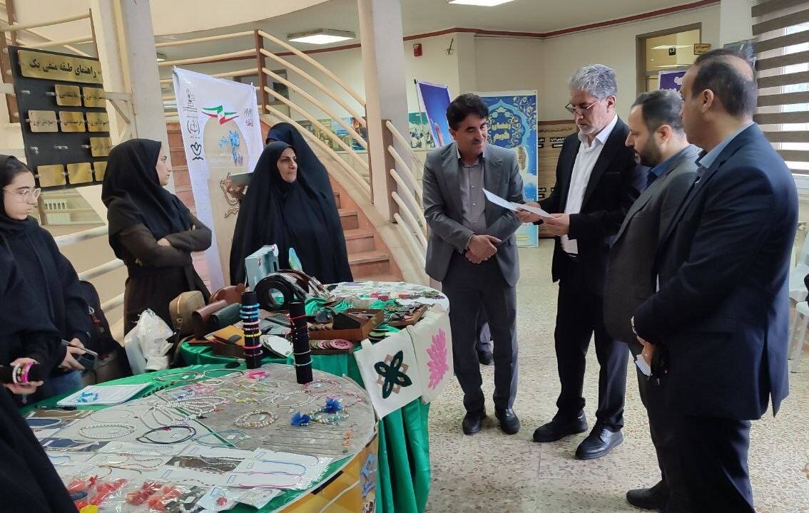 بازدید سنگدوینی از نمایشگاه هنرهای دستی دانش‌آموزان/نشست با مردم کوی طالقانی گرگان