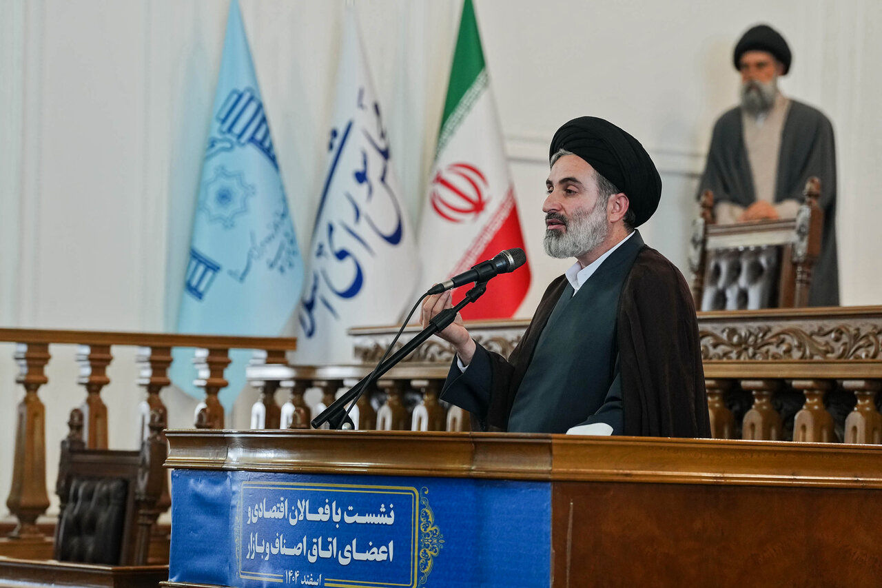 صف بازاریان از اغتشاشگران جداست/ بازار ریالی نباید وابسته به نرخ ارز باشد/ بازاریان توان حل مشکلات اقتصادی کشور را دارند/ ضرورت بازنگری در قانون نظام صنفی