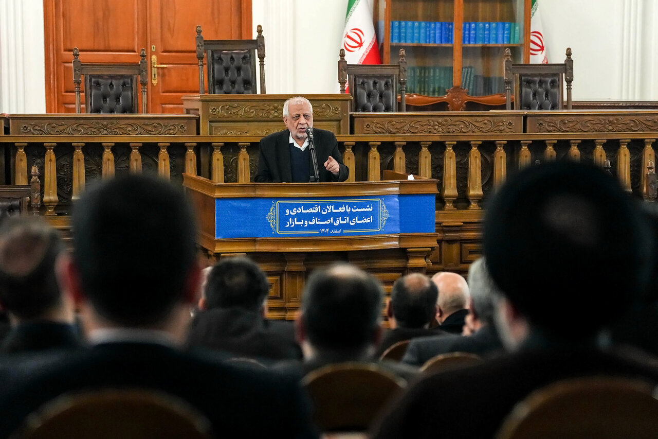 صف بازاریان از اغتشاشگران جداست/ بازار ریالی نباید وابسته به نرخ ارز باشد/ بازاریان توان حل مشکلات اقتصادی کشور را دارند/ ضرورت بازنگری در قانون نظام صنفی