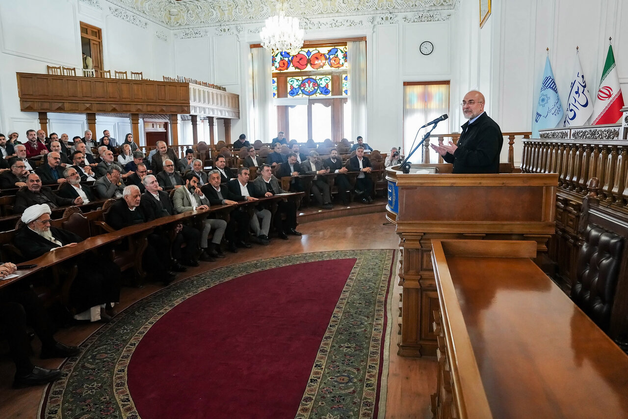 قدردانی رئیس مجلس از بازاریانی که صف خود را از اغتشاشگران جدا کردند/ باید بازاریان را به میدان تصمیم سازی ها بیاوریم/ هشدار قالیباف به ترامپ: اگر وسط مذاکره به ما حمله کنید، طعم مشت محکم ملت ایران را خواهید چشید