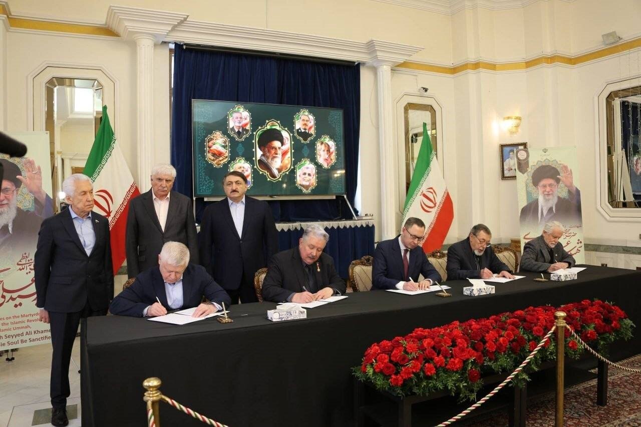 حضور گسترده مقامات بلندپایه روسیه و دیپلماتهای خارجی در سفارت ایران/ تاکید مسکو بر حمایت قاطع سیاسی از حاکمیت ملی و امنیت ایران