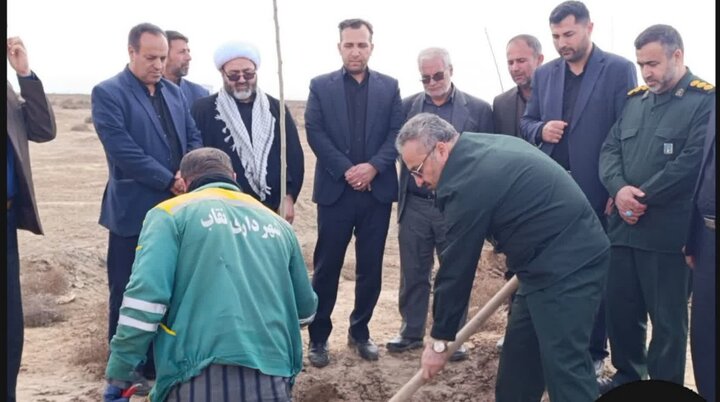  کاشت نهال توسط نماینده سبزوار به یاد امام شهید