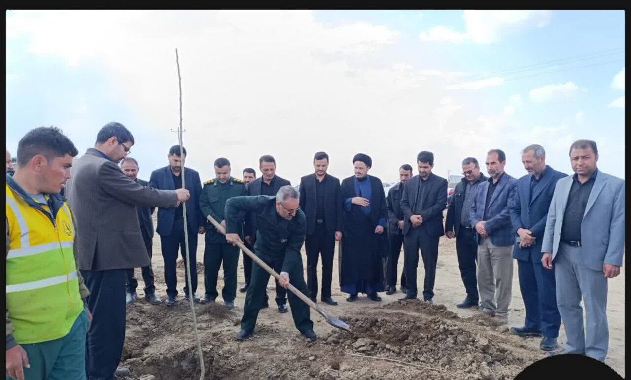 کاشت نهال توسط نماینده سبزوار به یاد امام شهید