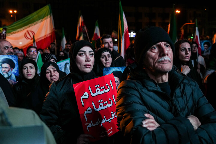 هفتمین شب تجمع مردم تهران در سوگ رهبر شهید - میدان انقلاب