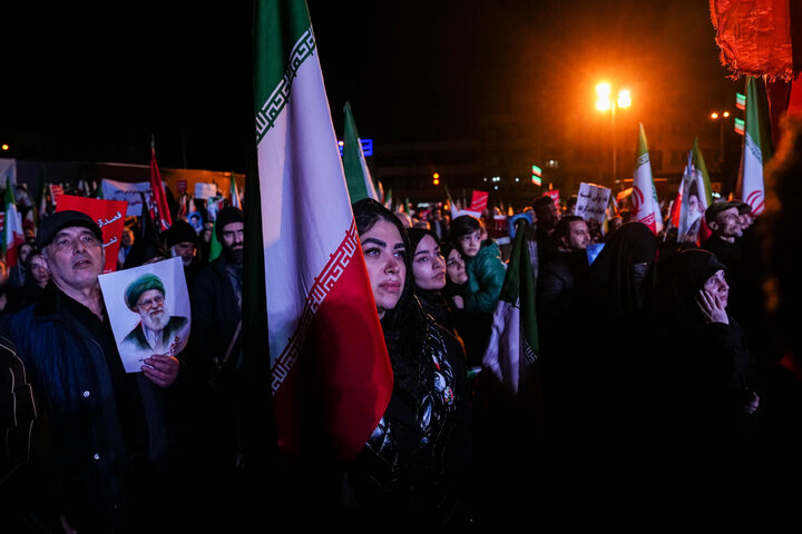 هفتمین شب تجمع مردم تهران در سوگ رهبر شهید - میدان انقلاب