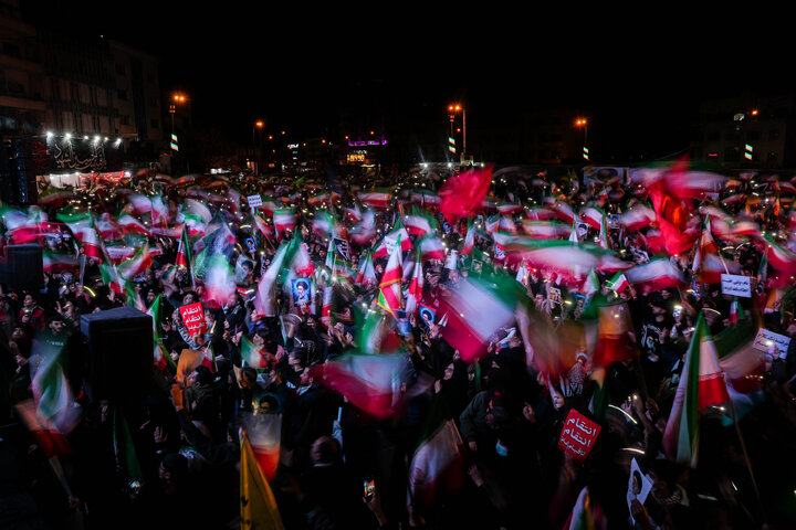 هفتمین شب تجمع مردم تهران در سوگ رهبر شهید - میدان انقلاب