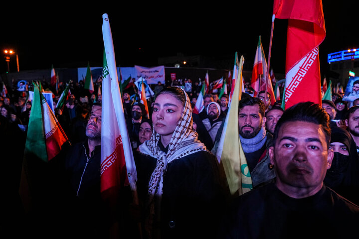 هفتمین شب تجمع مردم تهران در سوگ رهبر شهید - میدان انقلاب