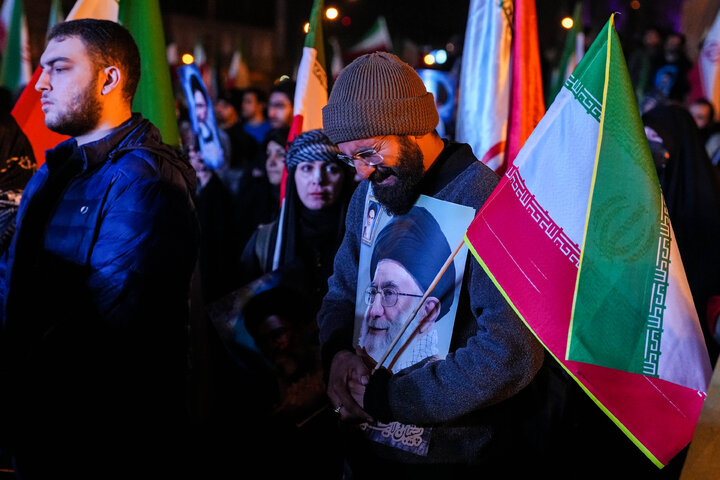 هفتمین شب تجمع مردم تهران در سوگ رهبر شهید - میدان انقلاب