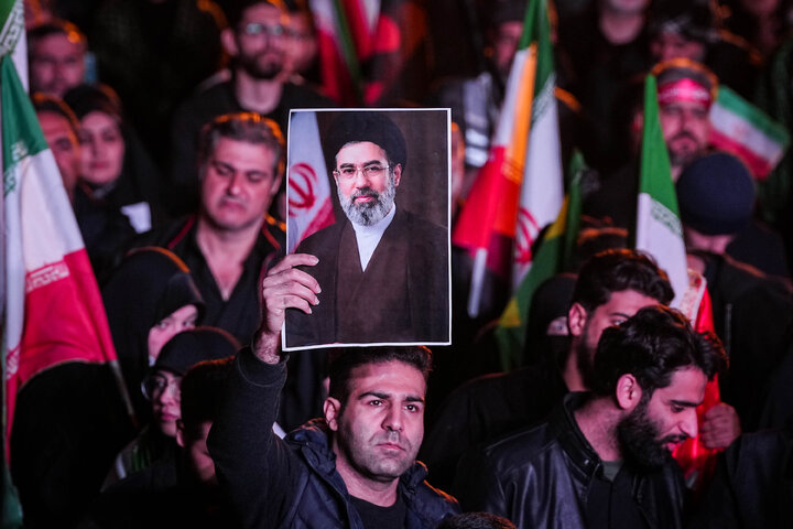 هفتمین شب تجمع مردم تهران در سوگ رهبر شهید - میدان انقلاب