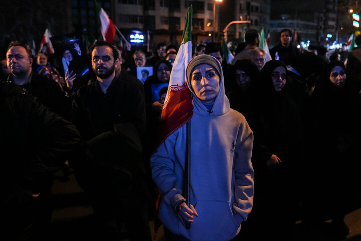 هفتمین شب تجمع مردم تهران در سوگ رهبر شهید - میدان انقلاب