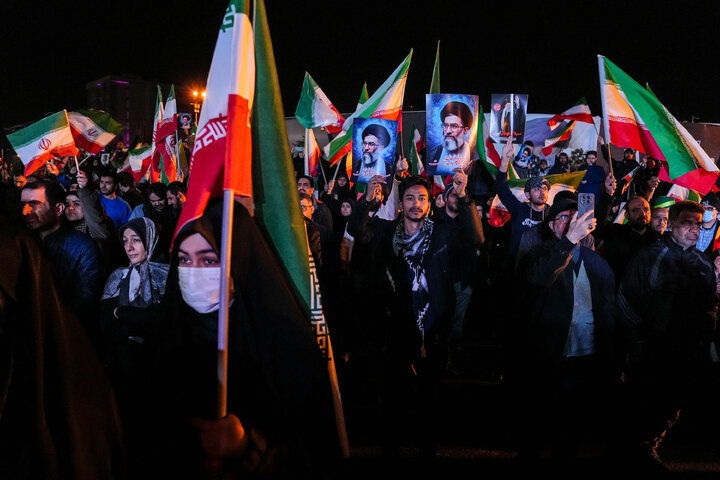 هفتمین شب تجمع مردم تهران در سوگ رهبر شهید انقلاب