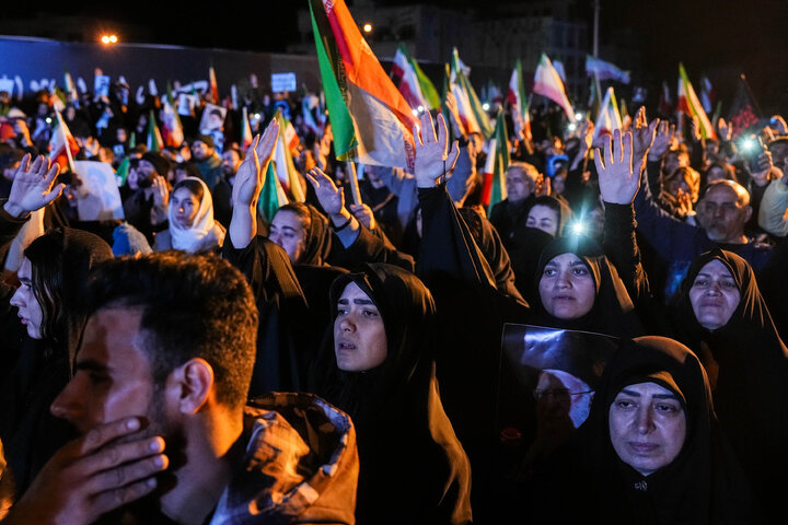 هفتمین شب تجمع مردم تهران در سوگ رهبر شهید - میدان انقلاب