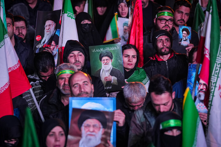 هفتمین شب تجمع مردم تهران در سوگ رهبر شهید - میدان انقلاب