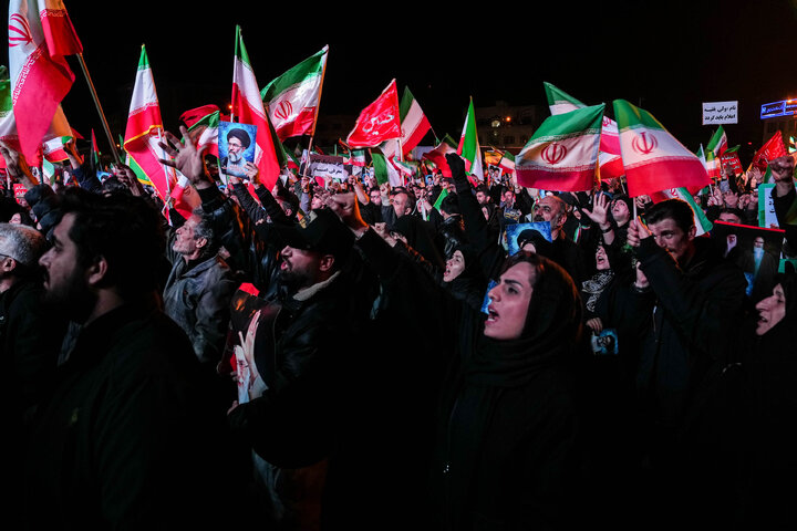 هفتمین شب تجمع مردم تهران در سوگ رهبر شهید - میدان انقلاب