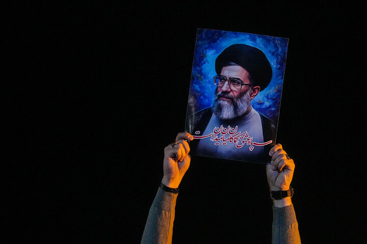 هفتمین شب تجمع مردم تهران در سوگ رهبر شهید - میدان انقلاب