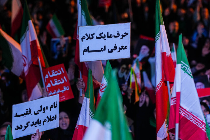 هفتمین شب تجمع مردم تهران در سوگ رهبر شهید - میدان انقلاب