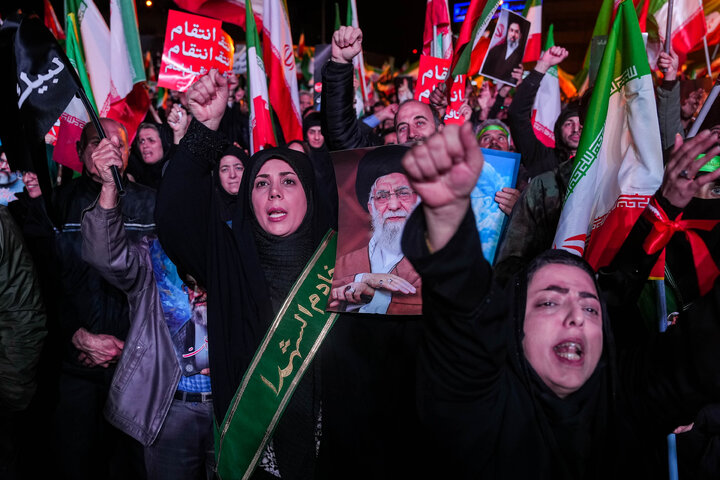 هفتمین شب تجمع مردم تهران در سوگ رهبر شهید - میدان انقلاب