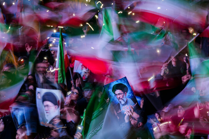 هفتمین شب تجمع مردم تهران در سوگ رهبر شهید - میدان انقلاب