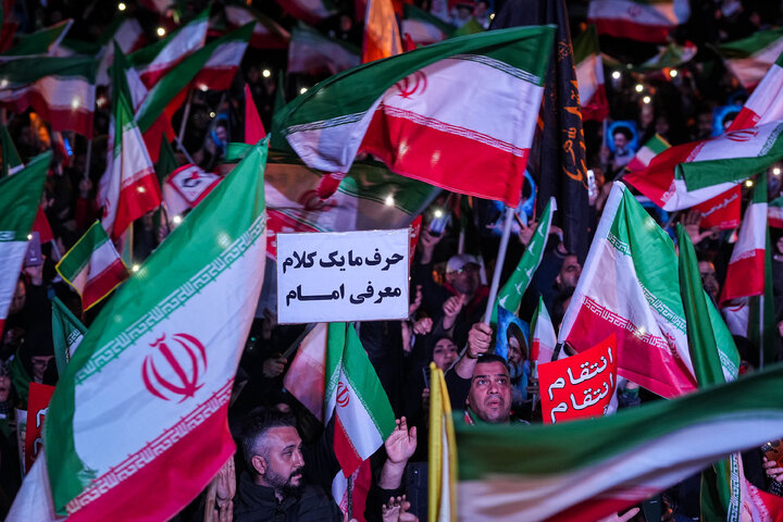 هفتمین شب تجمع مردم تهران در سوگ رهبر شهید - میدان انقلاب