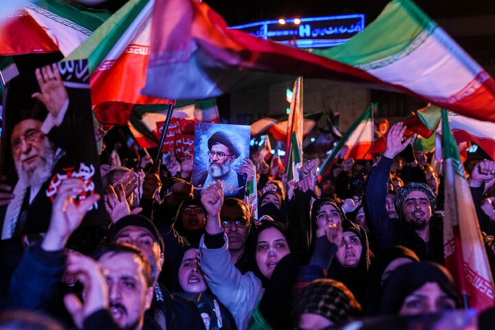 هفتمین شب تجمع مردم تهران در سوگ رهبر شهید - میدان انقلاب