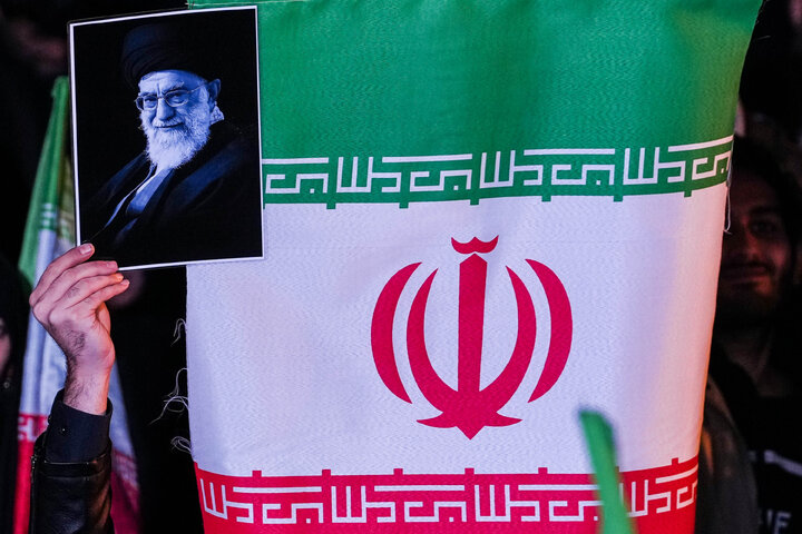 هفتمین شب تجمع مردم تهران در سوگ رهبر شهید - میدان انقلاب