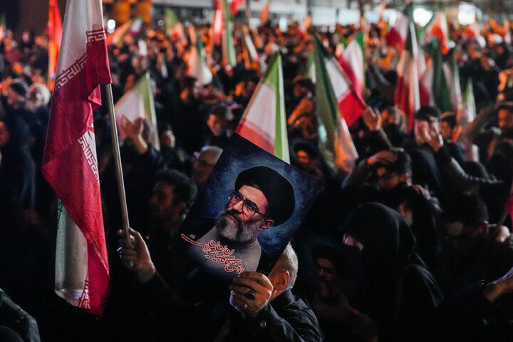 هفتمین شب تجمع مردم تهران در سوگ رهبر شهید - میدان انقلاب