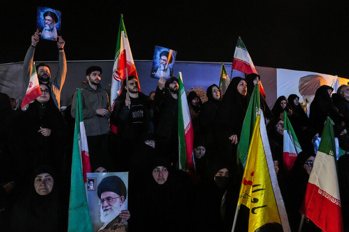 هفتمین شب تجمع مردم تهران در سوگ رهبر شهید - میدان انقلاب
